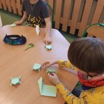 uczniowie składają origami