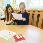 dzieci czytają wiersze