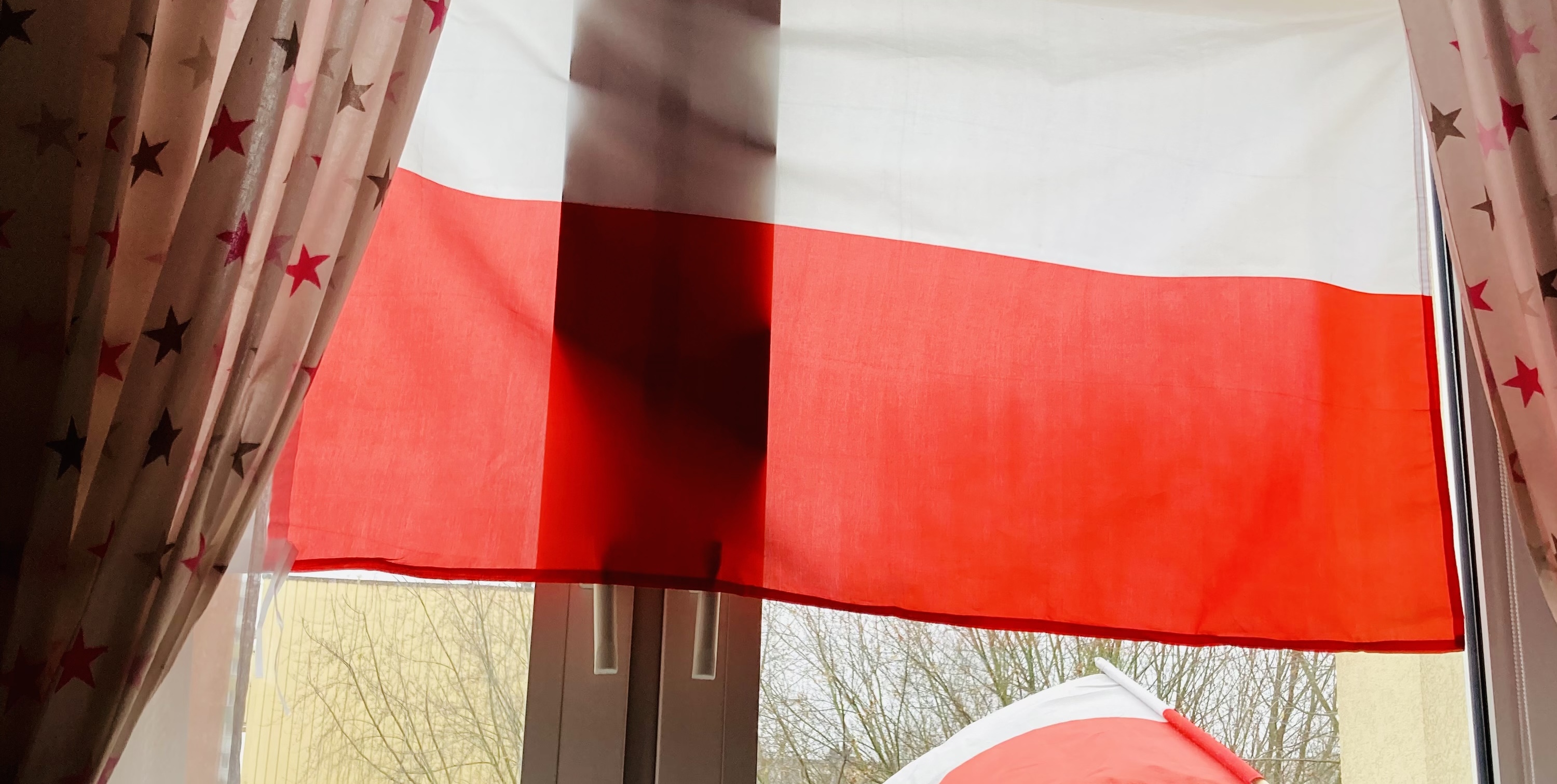 patriotyczna dekoracja okna