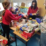 uczniowie grupują zebrane artykuły