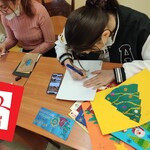 uczniowie wypisują kartki świąteczne