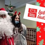 uczennice  i Mikołaj pozują do zdjęcia