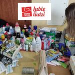 uczniowie grupują  zebrane produkty