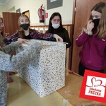 uczniowie pakują prezenty