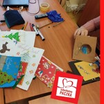 uczniowie wypisują kartki świąteczne