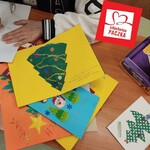 uczniowie wypisują kartki świąteczne