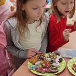 dzieci ozdabiają pierniki6.jpg