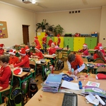 zdjęcie dzieci w mikołajkowych strojach.jpg