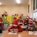 Zdjęcie dzieci zrobione w Mikołajki w IIb14.jpg