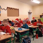 Zdjęcie dzieci zrobione w Mikołajki w IIb13.jpg