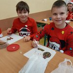 Zdjęcie dzieci zrobione w Mikołajki w IIb9.jpg