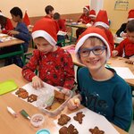 Zdjęcie dzieci zrobione w Mikołajki w IIb7.jpg