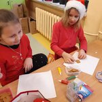 Zdjęcie dzieci zrobione w Mikołajki w IIb5.jpg