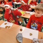 Zdjęcie dzieci zrobione w Mikołajki w IIb6.jpg