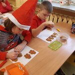 Zdjęcie dzieci zrobione w Mikołajki w IIb4.jpg