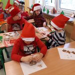Zdjęcie dzieci zrobione w Mikołajki w IIb2.jpg