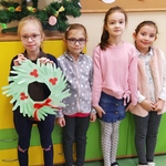 dziecki pokazuje ozdobę świąteczną.jpg