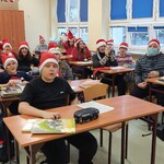 uczniowie pozują do zdjęcia w mikołajkowych strojach