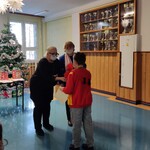 uczeń odbiera nagrodę za udział w konkursie
