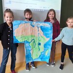 Dzieci pokazuja mapę.jpg