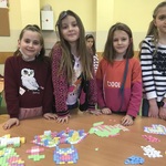dzieci bawią się klockami konstrukcyjnymi