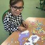 dzieci bawią się klockami konstrukcyjnymi