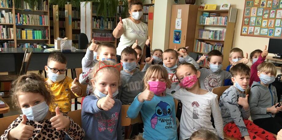 Dzieci z przedszkola w bibliotece2.jpg