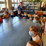 Dzieci z przedszkola w bibliotece4.jpg