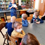 Dzieci z przedszkola w bibliotece5.jpg