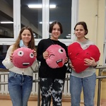 uczniowie szyją poduszki-przytulanki