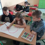 uczniowie rysują