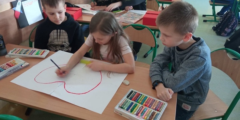 uczniowie rysują