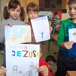 uczennice prezentują swoje rysunki