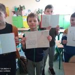 uczniowie prezentują swoje rysunki