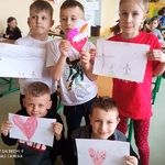 uczniowie prezentują swoje rysunki