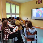 uczniowie uczestniczą w lekcji