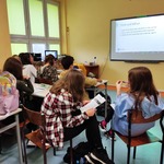 uczniowie uczestniczą w lekcji