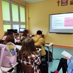 uczniowie uczestniczą w lekcji