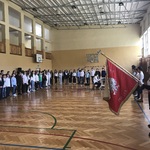 Uroczysty apel w szkole.JPG