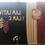Uroczysty apel z okazji 3-maja dekoracje.JPG