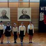 Uroczysty apel z okazji 3-maja występujący uczniowie.JPG