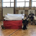 Uroczysty apel z okazji 3-maja flaga.JPG