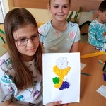 uczennica pozuje do zdjęcia