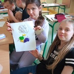 uczennice pozują do zdjęcia