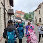 uczniowie na wycieczce