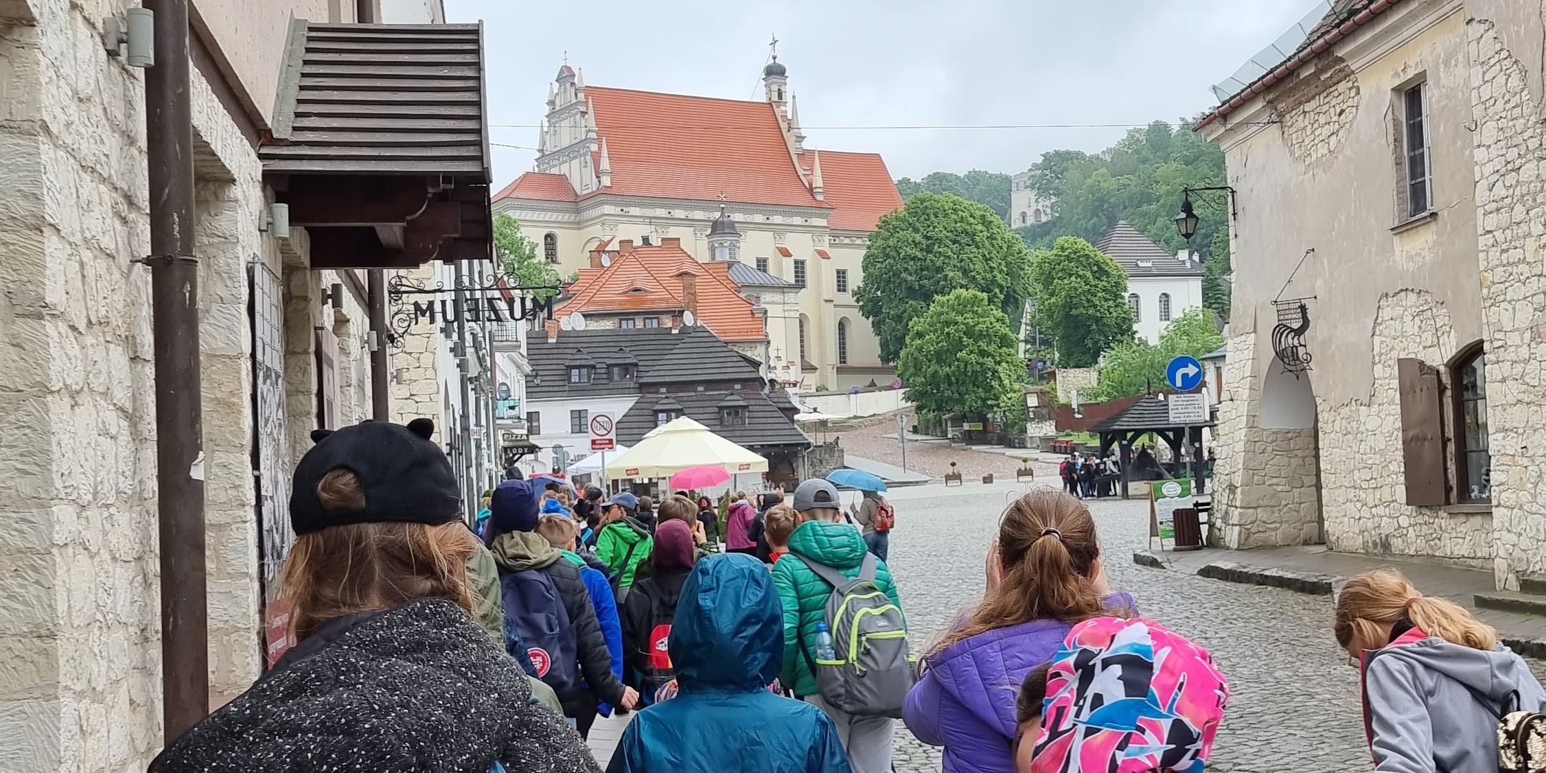 uczniowie na wycieczce
