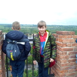 uczeń pozuje do zdjęcia