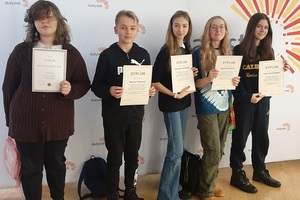 Zdjęcie uczniów zrobione po rozdaniu nagród w konkursie