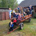 uczniowie pozują do zdjęcia