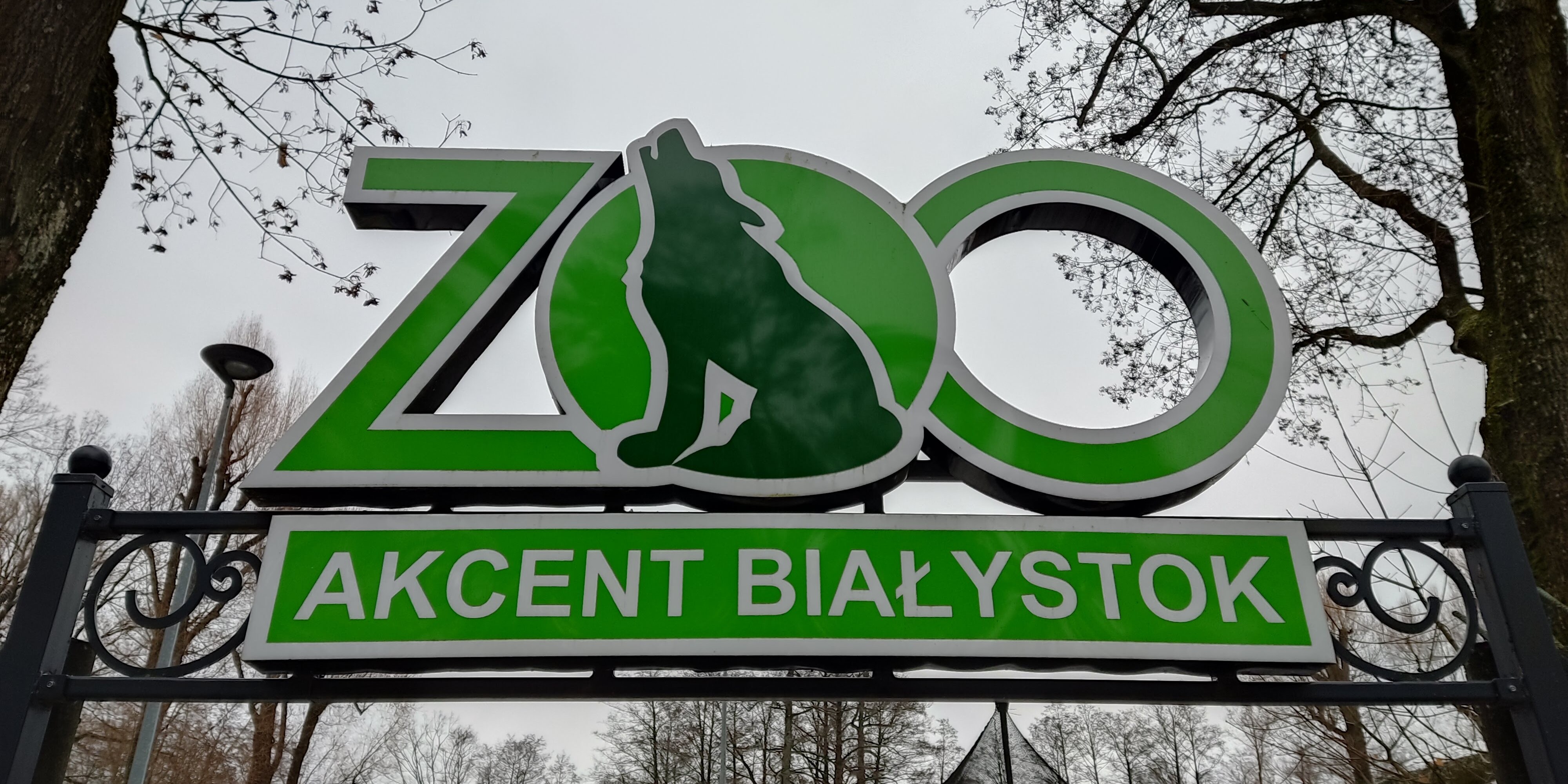 Zdjęcie tablicy przed wejście do zoo: ZOO Akcent w Białymstoku